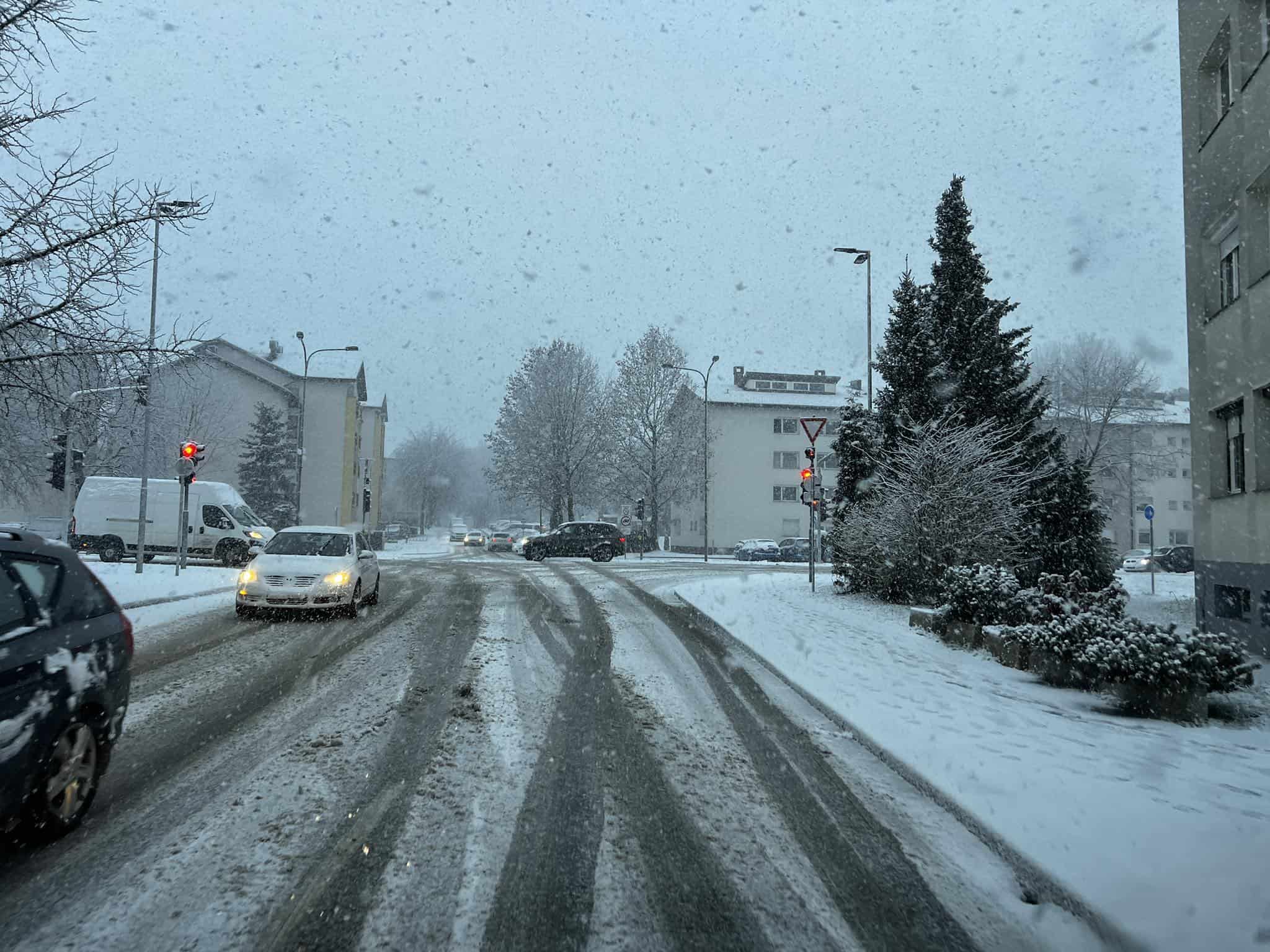 Sneg na Koroških cestah povzroča kup preglavic