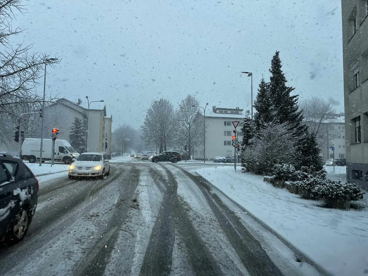 Sneg na Koroških cestah povzroča kup preglavic