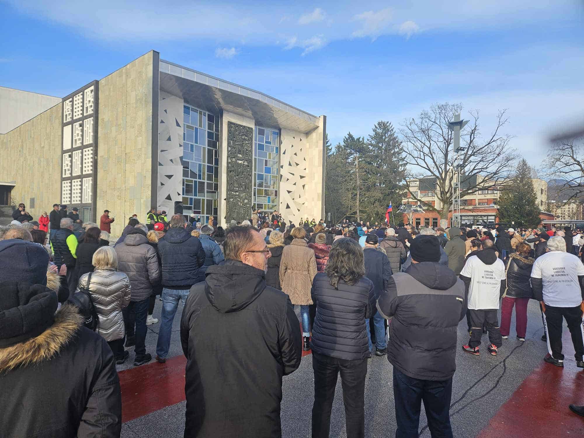 Množica na Titovem trgu v Velenju zahteva nižje cene ogrevanja