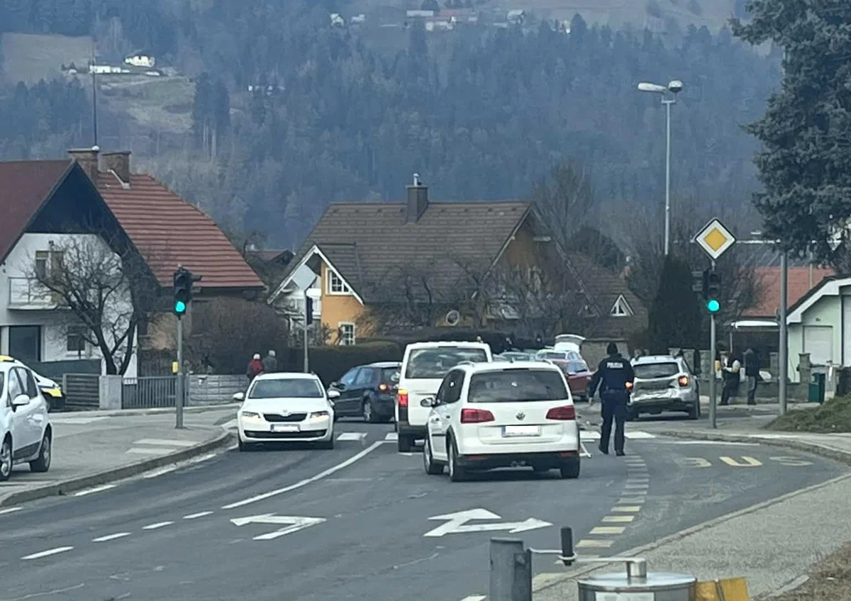 V Slovenj Gradcu trčila štiri osebna vozila. Eno osebo prepeljali v bolnišnico