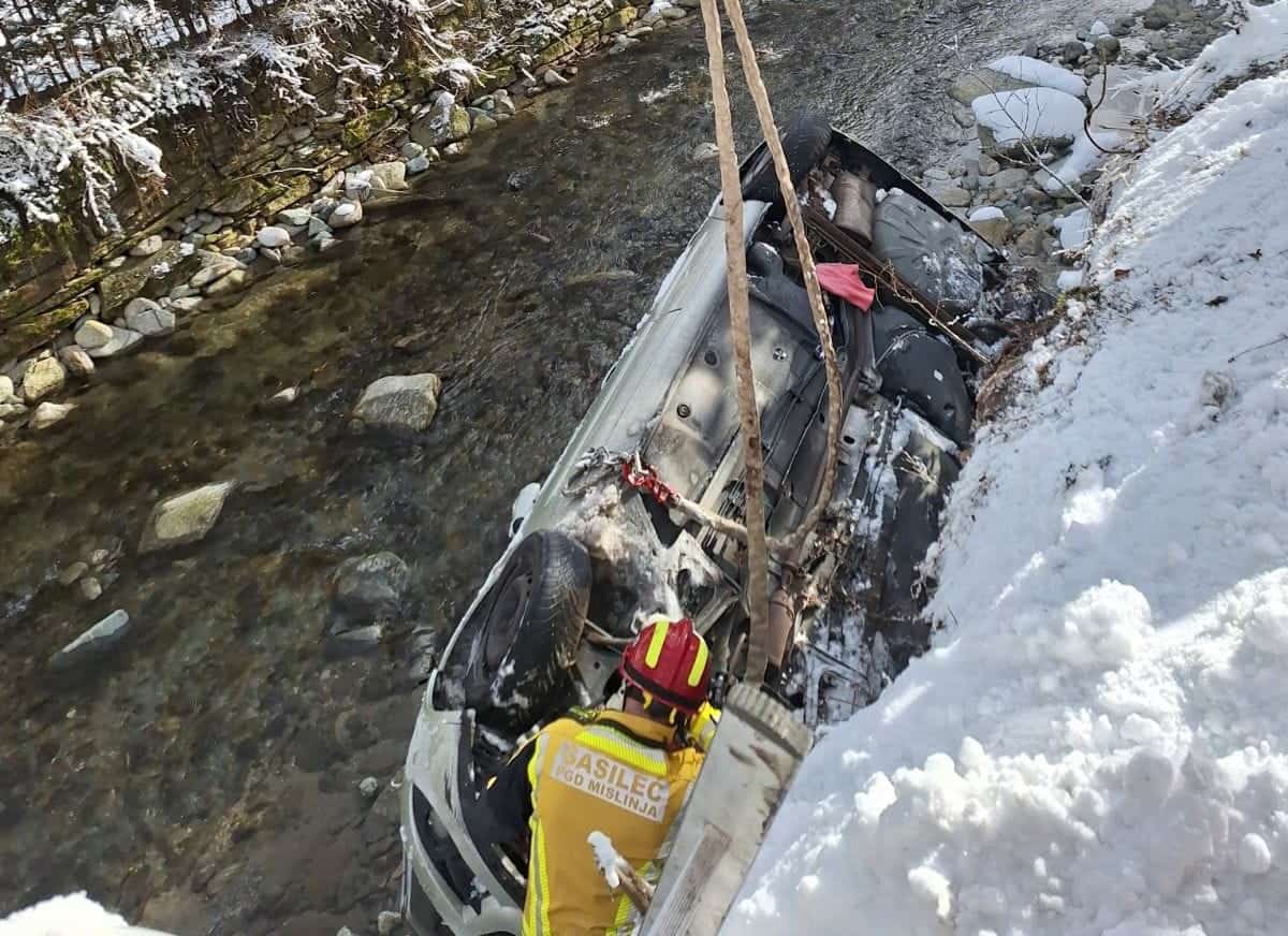 V Mislinji je osebno vozilo zdrsnilo s ceste v rečno strugo