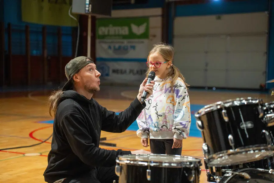 VIDEO IN FOTO: Bobnar Marko Soršak - Soki podaril bobne osnovnošolcem v Slovenj Gradcu in Črni