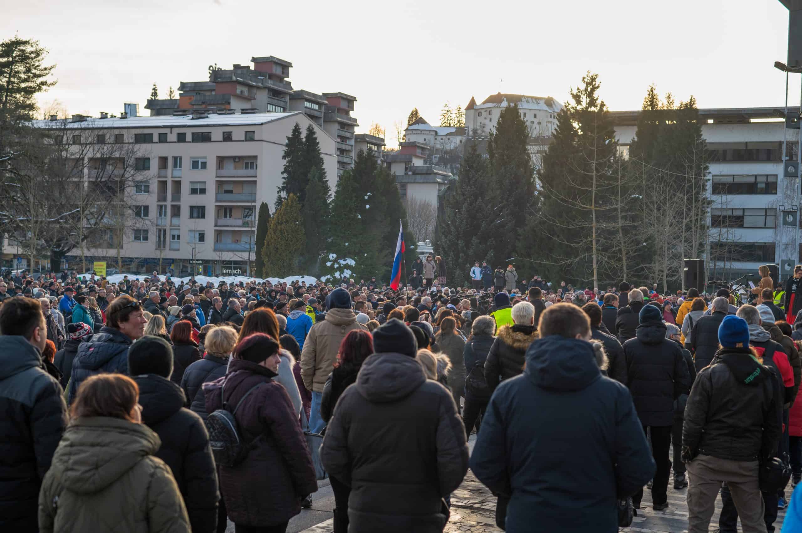 FOTO: Protestniki na Titovem trgu zahtevali odgovore in nižje položnice za ogrevanje