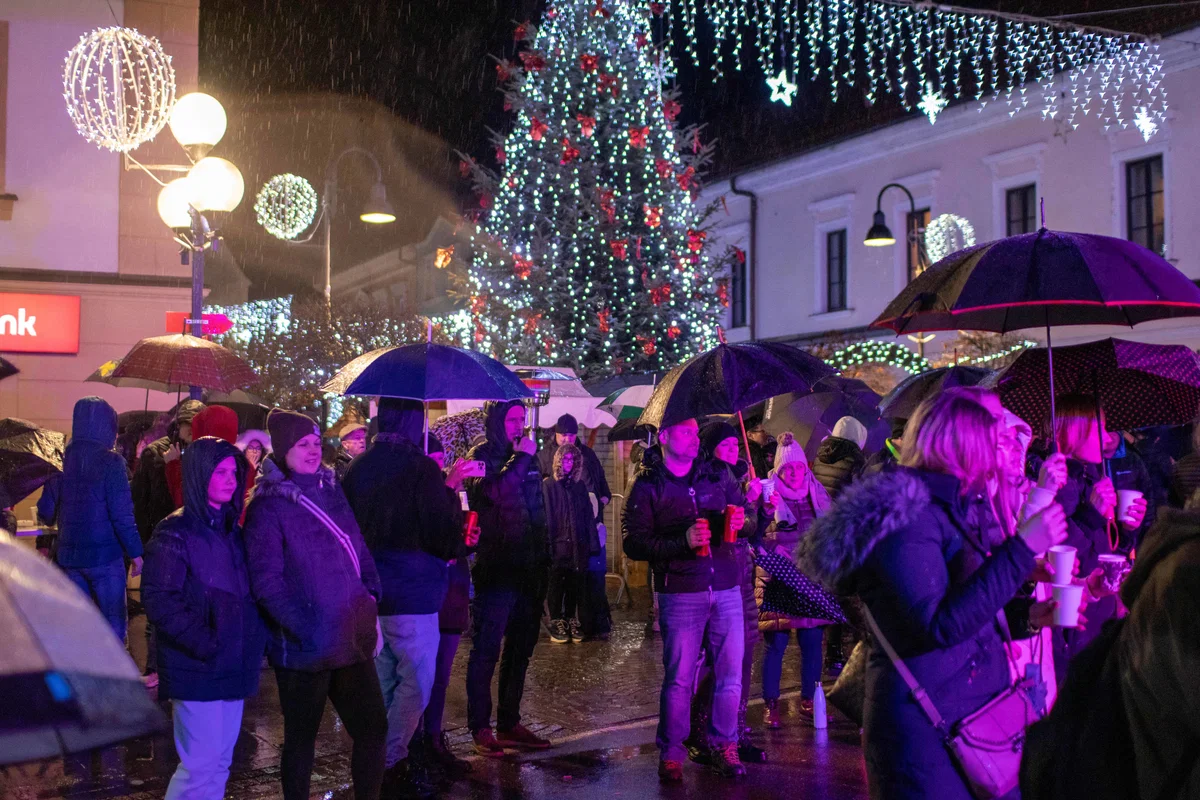 FOTO: Silvestrovanje na prostem v Slovenj Gradcu je kljub dežju privabilo številne obiskovalce