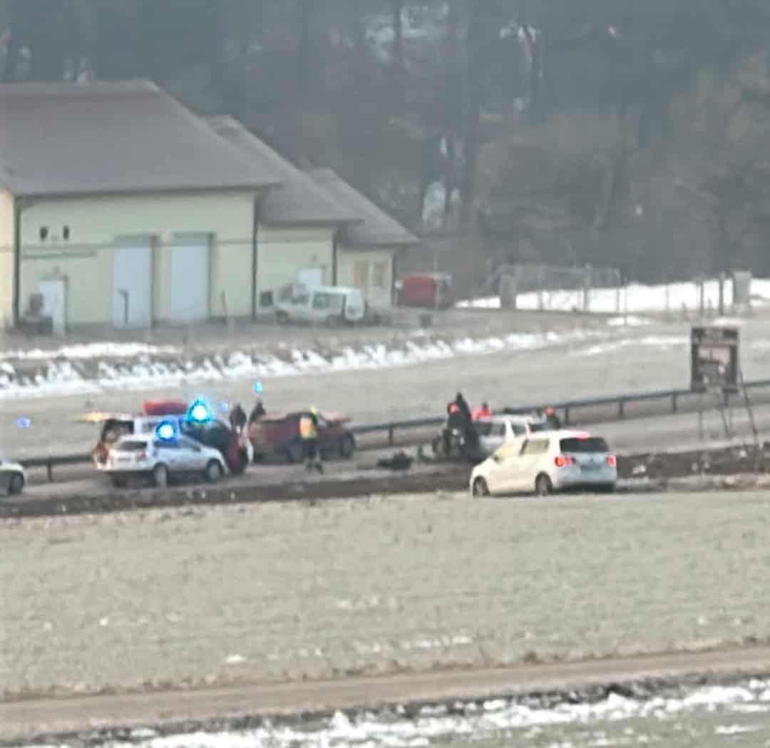 Na Muti sta trčili osebni vozili, ena oseba je bila ukleščena v vozilu