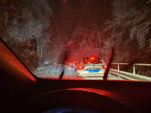 Obvestilo: V Hudi luknji poteka promet enosmerno zaradi poledice cestišča