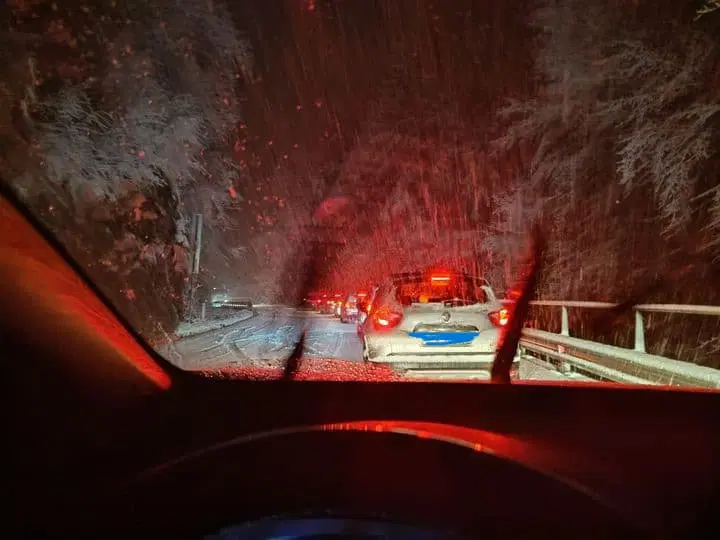 Obvestilo: V Hudi luknji poteka promet enosmerno zaradi poledice cestišča