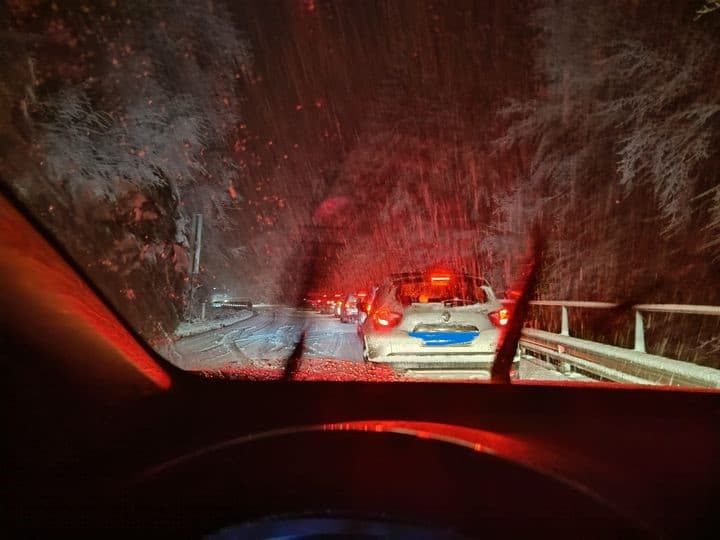 Obvestilo: V Hudi luknji poteka promet enosmerno zaradi poledice cestišča