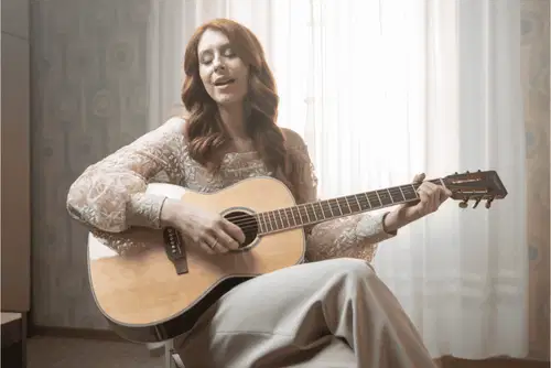 VIDEO: Eva Boto z novo pesmijo in videospotom "Kjer najbolj gori"