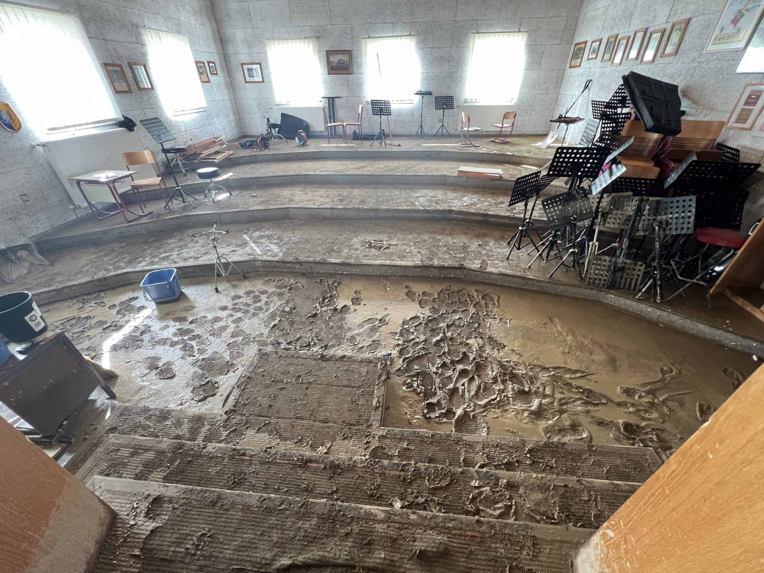 Na Ravnah po novem za rušitev celotnega v ujmi poplavljenega kulturnega centra