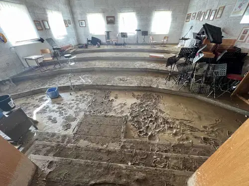 Na Ravnah po novem za rušitev celotnega v ujmi poplavljenega kulturnega centra