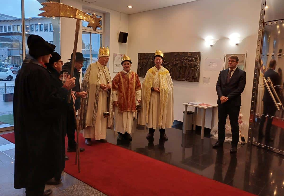 Ravenski koledniki prepevali kolednice v Mestni hiši in po mestu