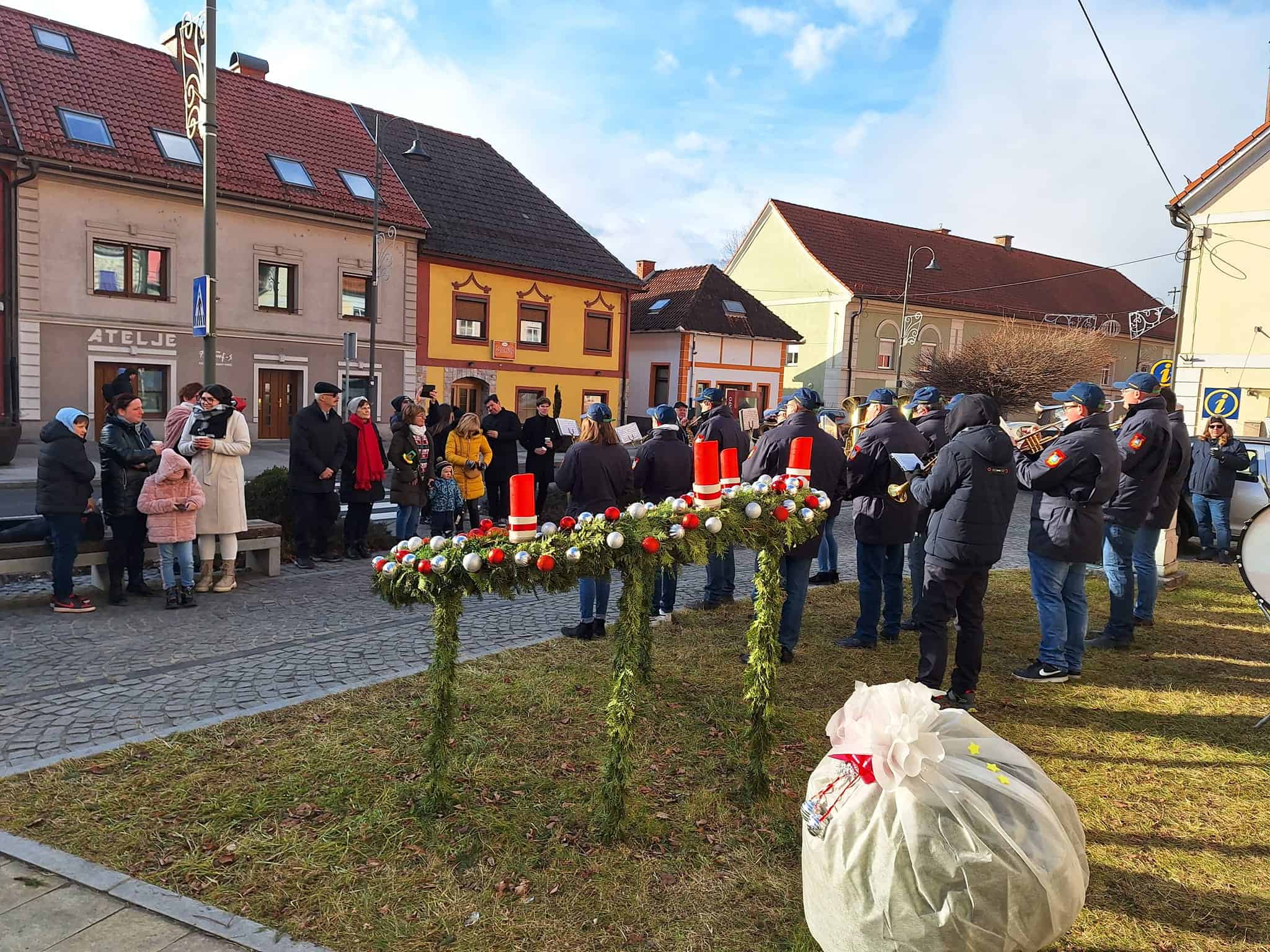 Ob koncu leta je bilo veselo tudi pred cerkvijo Sv. Vida v Dravogradu