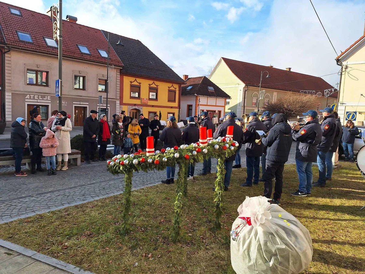 Ob koncu leta je bilo veselo tudi pred cerkvijo Sv. Vida v Dravogradu