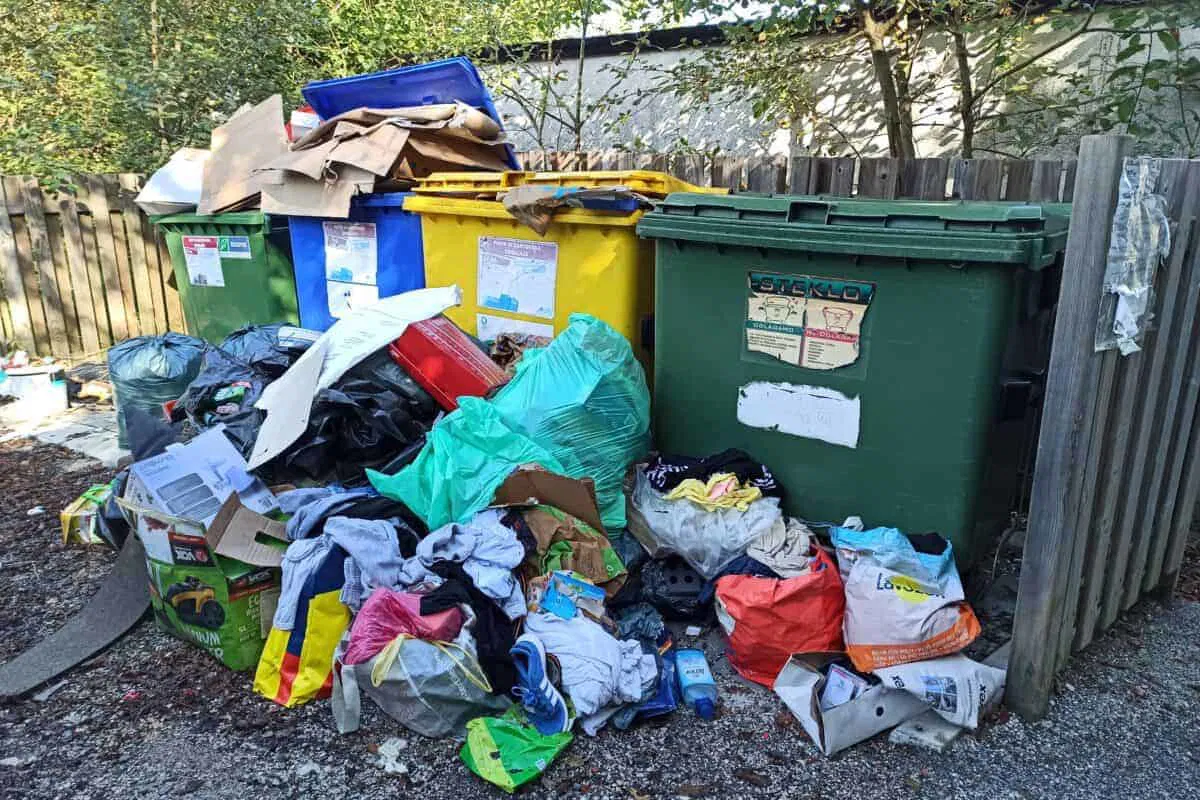 Ekološki otoki postajajo divja odlagališča, tokrat v Občini Vuzenica