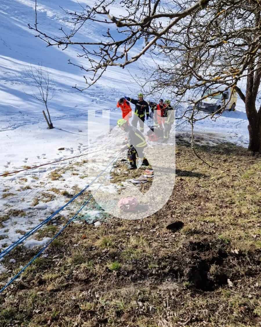 FOTO: V Pamečah vozilo zapeljalo s cestišča in se prevrnilo na streho. Več poškodovanih, eno osebo prepeljali s helikopterjem v Maribor
