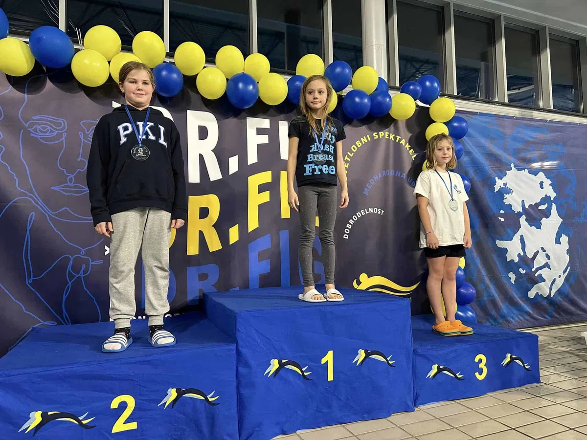 Uspešen nastop plavalcev na mednarodnem mitingu Boštjanov Dr. Fig v Kranju. Cicibanka Glorija Gnamuš Šlebnik na stopničkah kar trikrat