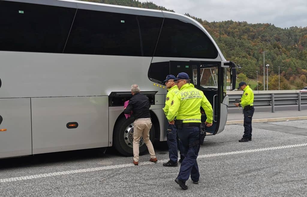 Policisti skupaj z drugimi pristojnimi službami med nadzorom ugotovili številne prekrške pri prevozih domačih in tujih potnikov