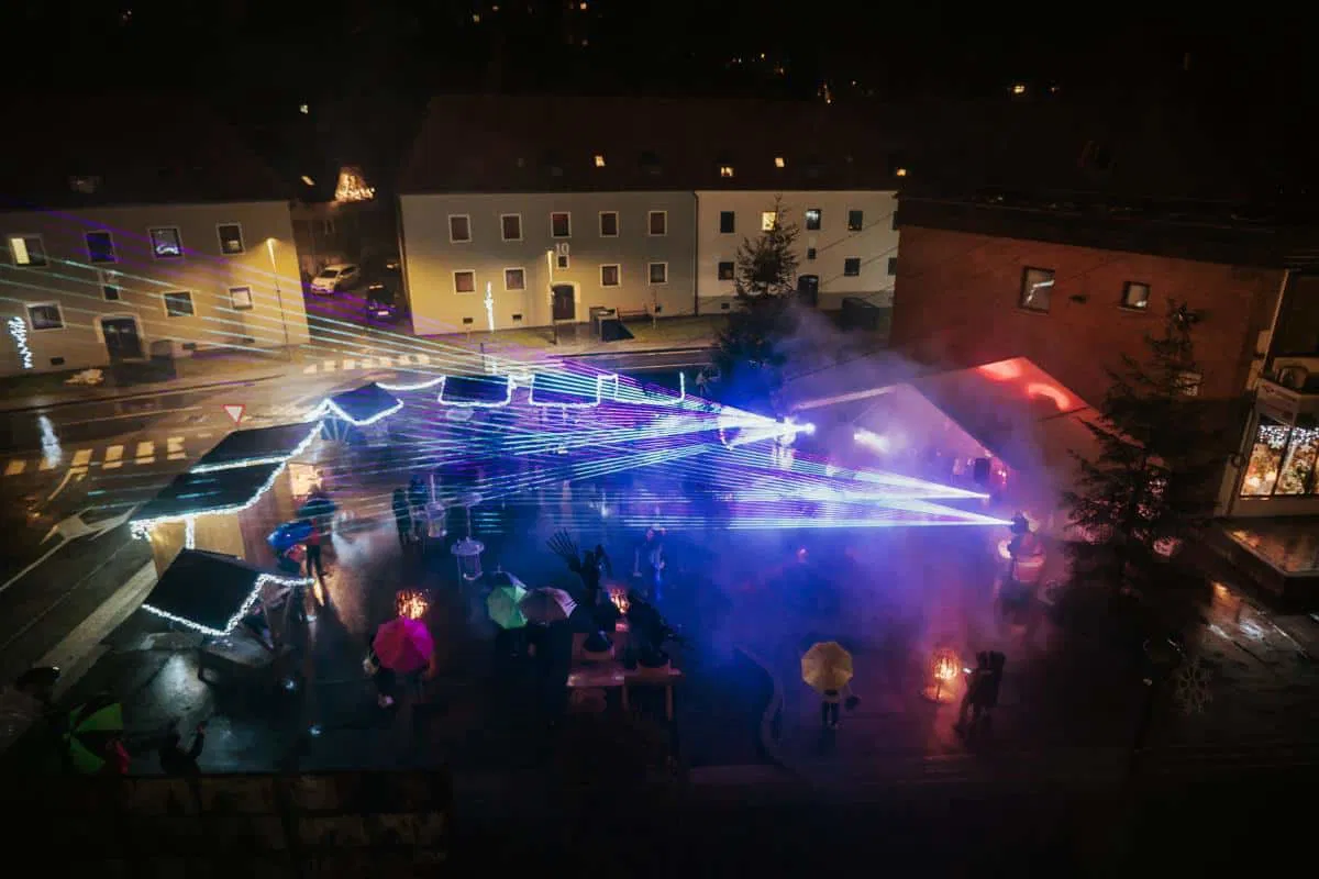 FOTO: Na Silvestrovo na Ravnah nebo zažarelo ob osupljivem Laser Showu