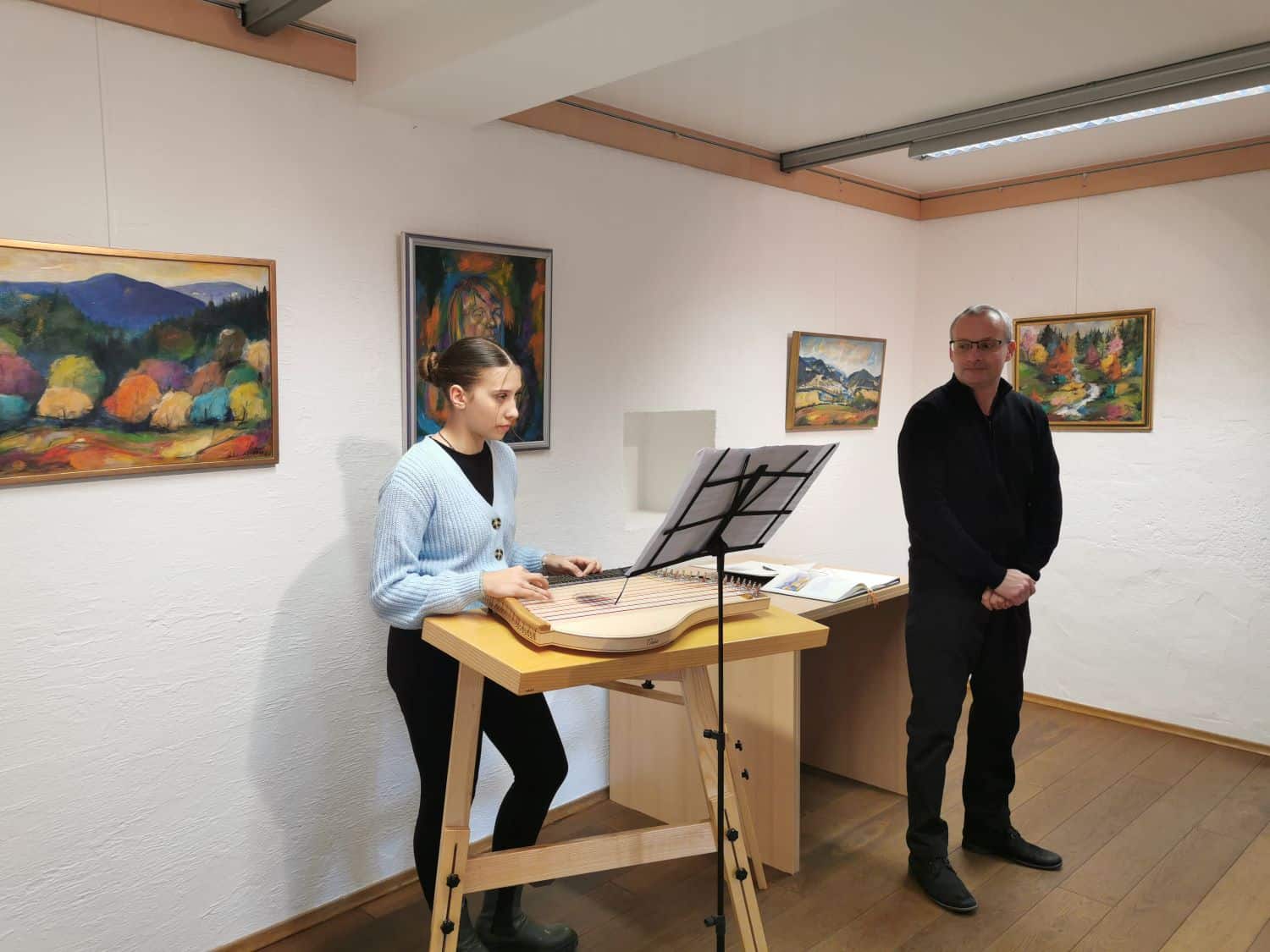 V razstavnih prostorih Infopisarne v Dravogradu so na ogled likovna dela Simone Robin