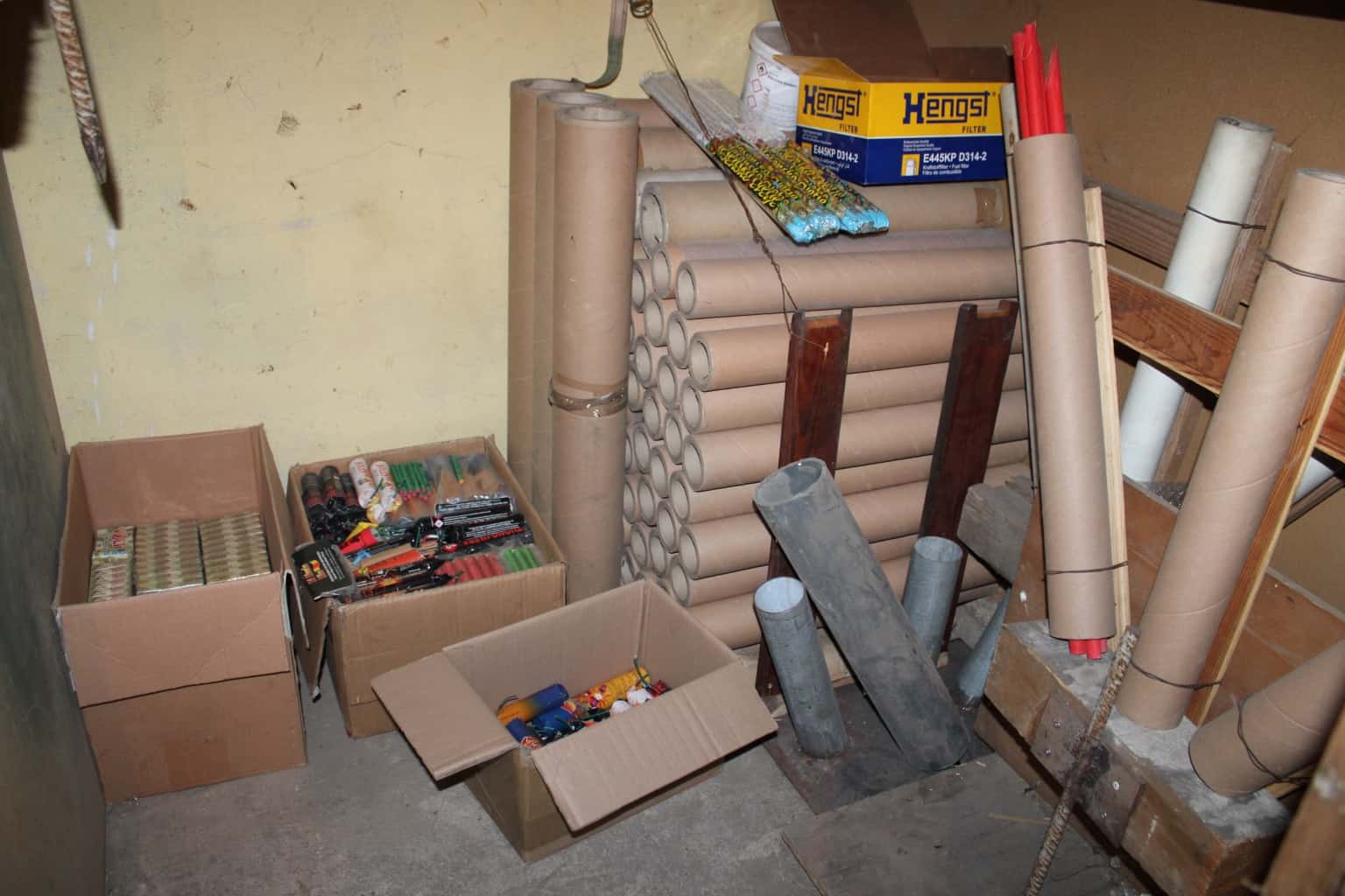 Dravograjski policisti domačinu zasegli pištolo, prepovedano drogo, smodnik ...