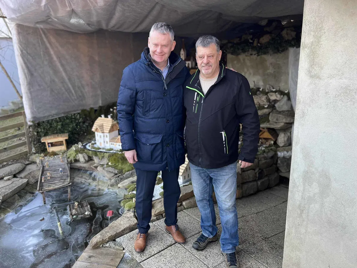 FOTO: Davorin Legnar osnovnošolcu iz Podgorja predal sredstva, zbrana z razstavo jaslic