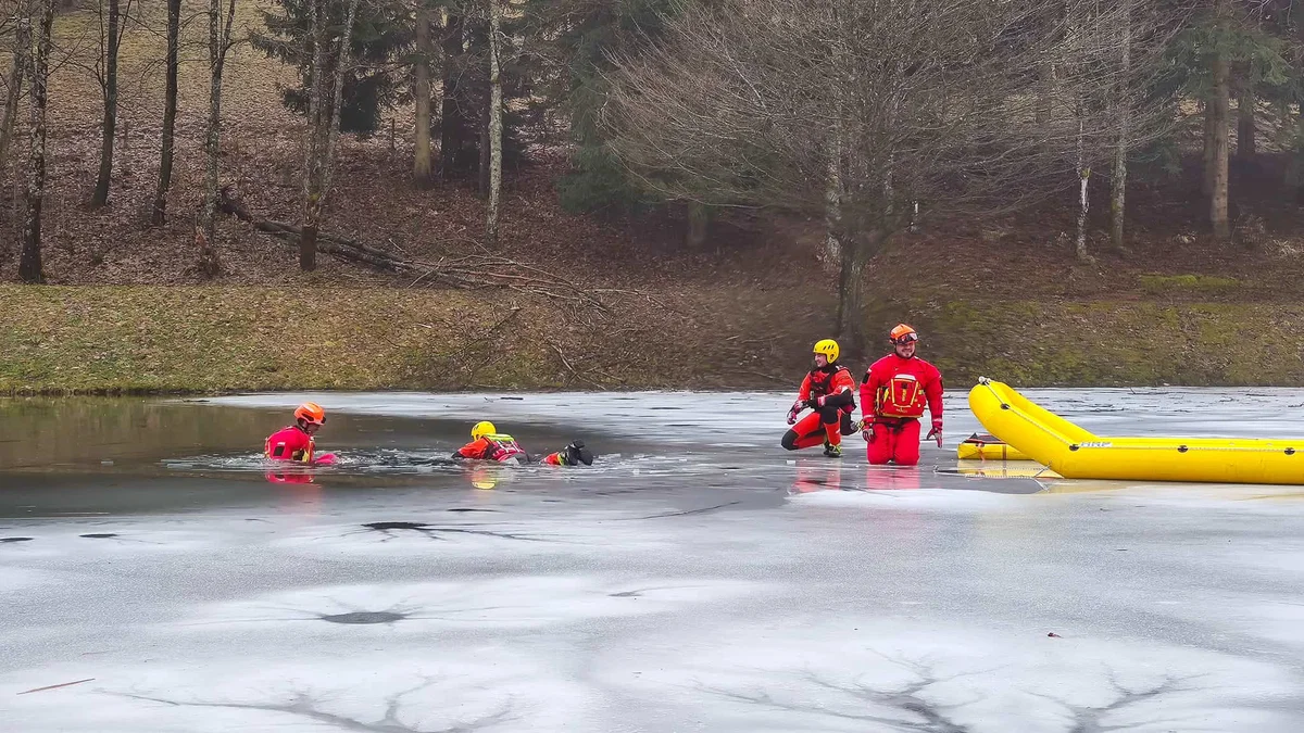 Gasilci KGZ Ravne izvedli vajo reševanja na zaledenelih površinah