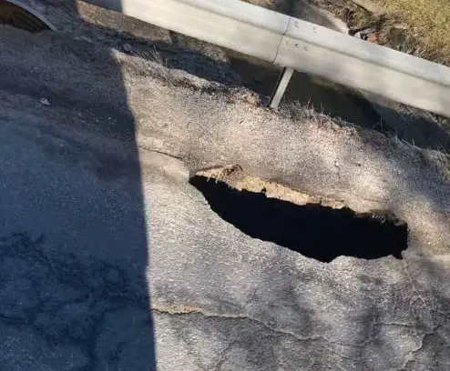 Na cestišču na Poljani nastala velika luknja