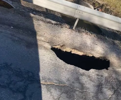 Na cestišču na Poljani nastala velika luknja