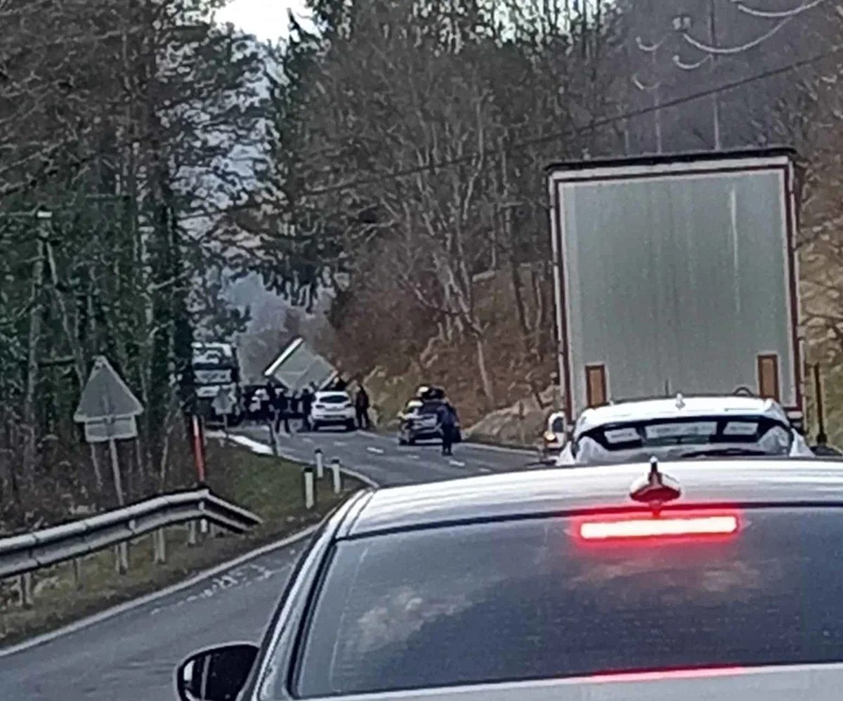 V Podvelki trčili tovorno, kombinirano in osebni vozili