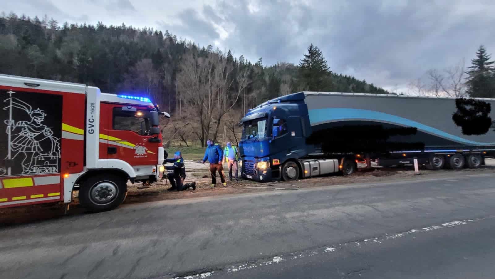 Tovorno vozilo obtičalo ob robu vozišča na Prevaljah