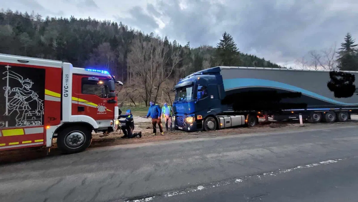 Tovorno vozilo obtičalo ob robu vozišča na Prevaljah