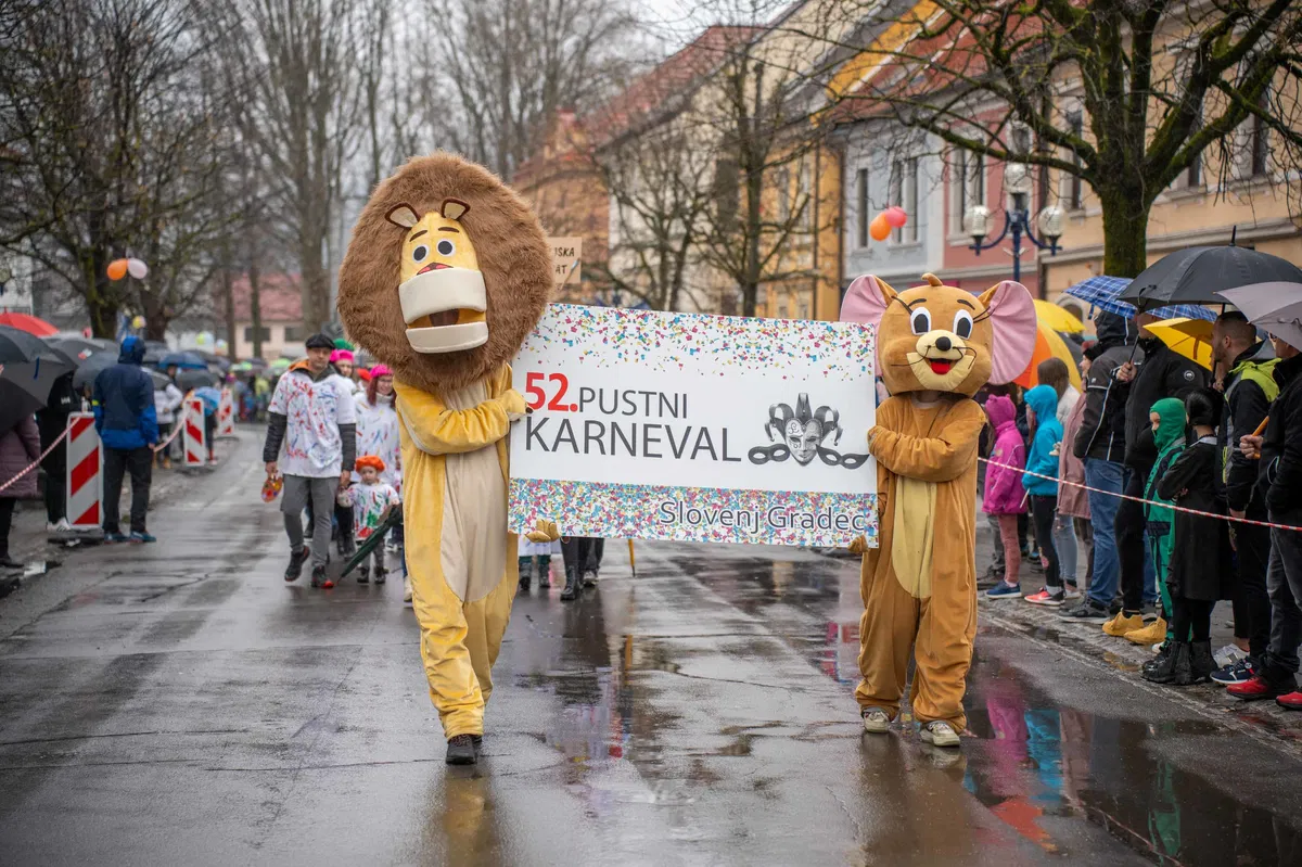 FOTO in VIDEO: Pustne maškare so se sprehodile skozi mestno jedro Slovenj Gradca