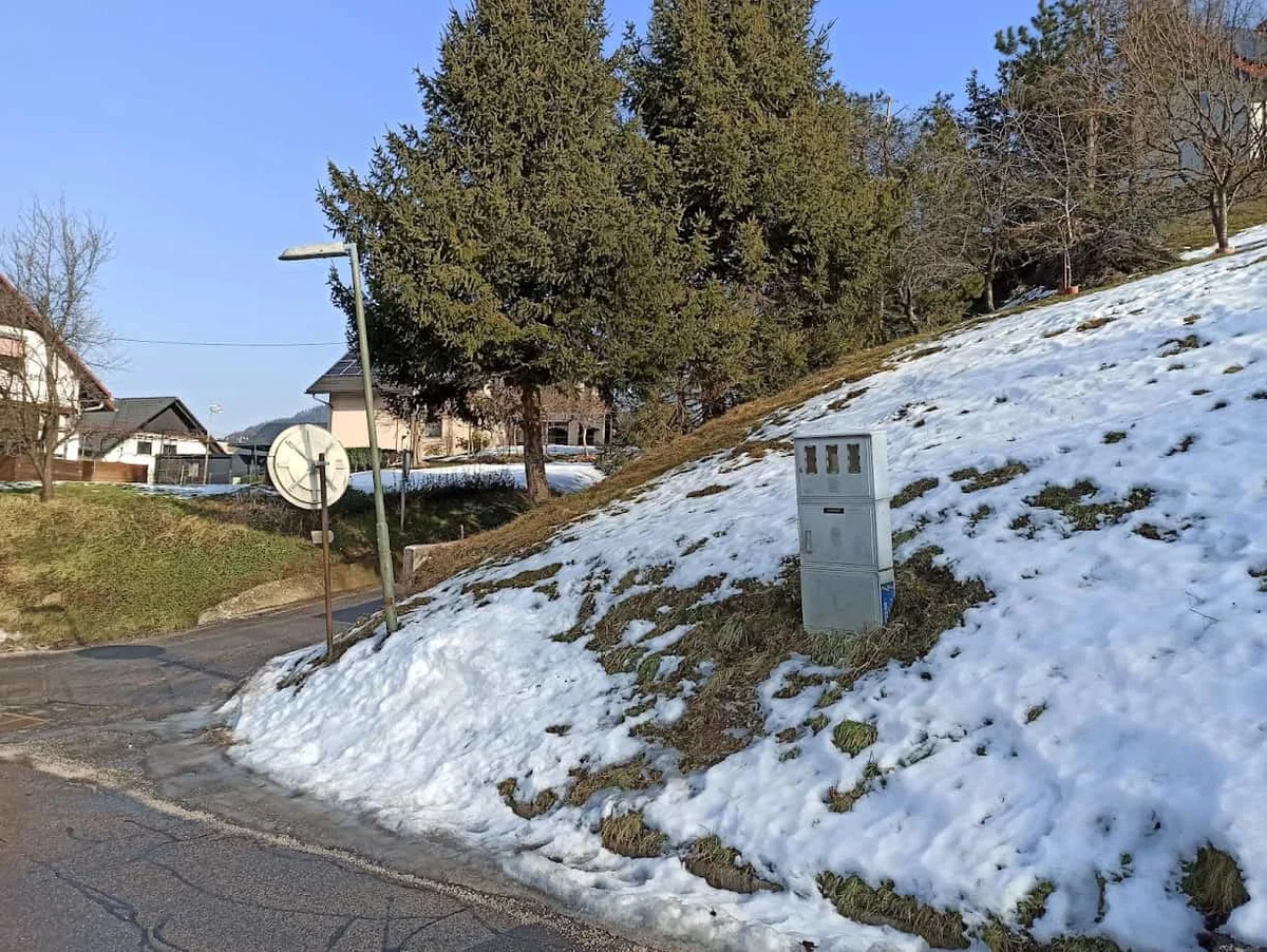 Na Šancah že nekaj časa ne deluje javna razsvetljava, JKP Ravne išče rešitev za odpravo težave