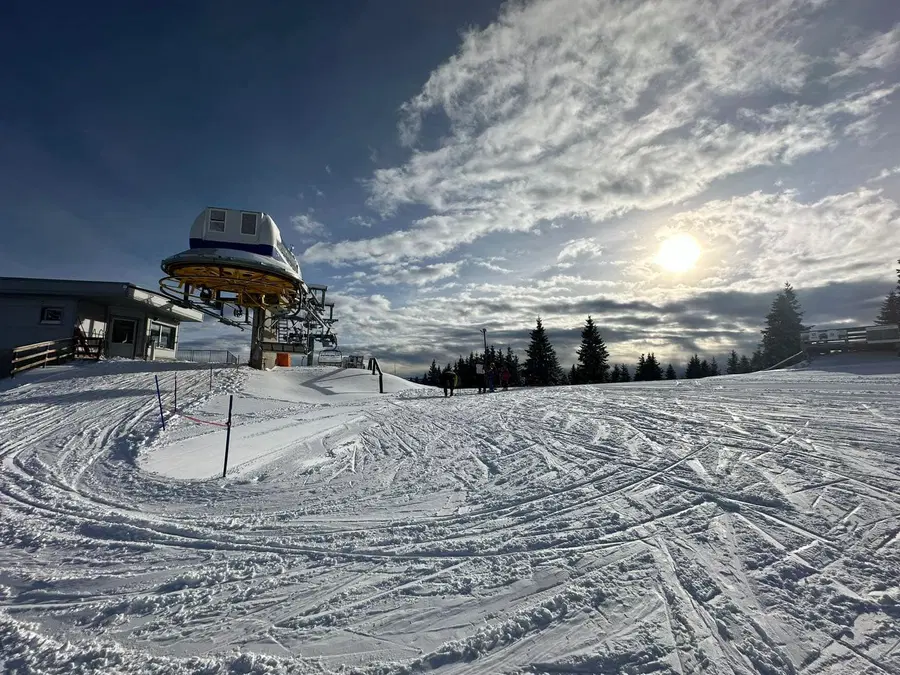 Na smučiščih pred počitnicami ob pomanjkanju snega veseli napovedane ohladitve in padavin