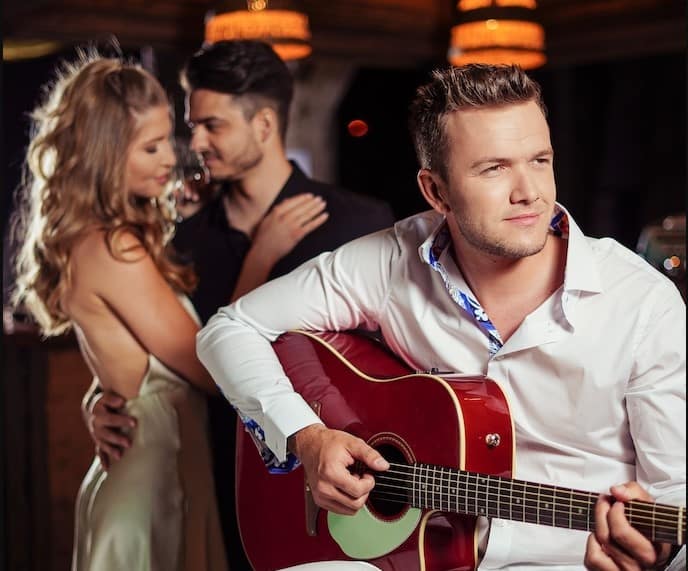 Glasbeni spektakel "Skrito v raju" z Luko Basijem prihaja kmalu v Mežico