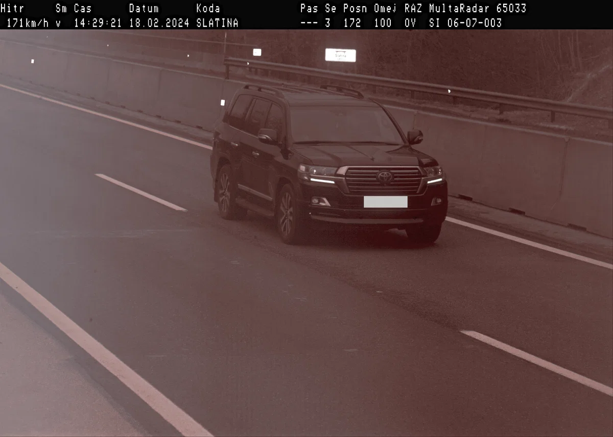 V naselju pri omejitvi 50 km/h, vozil 165 km/h