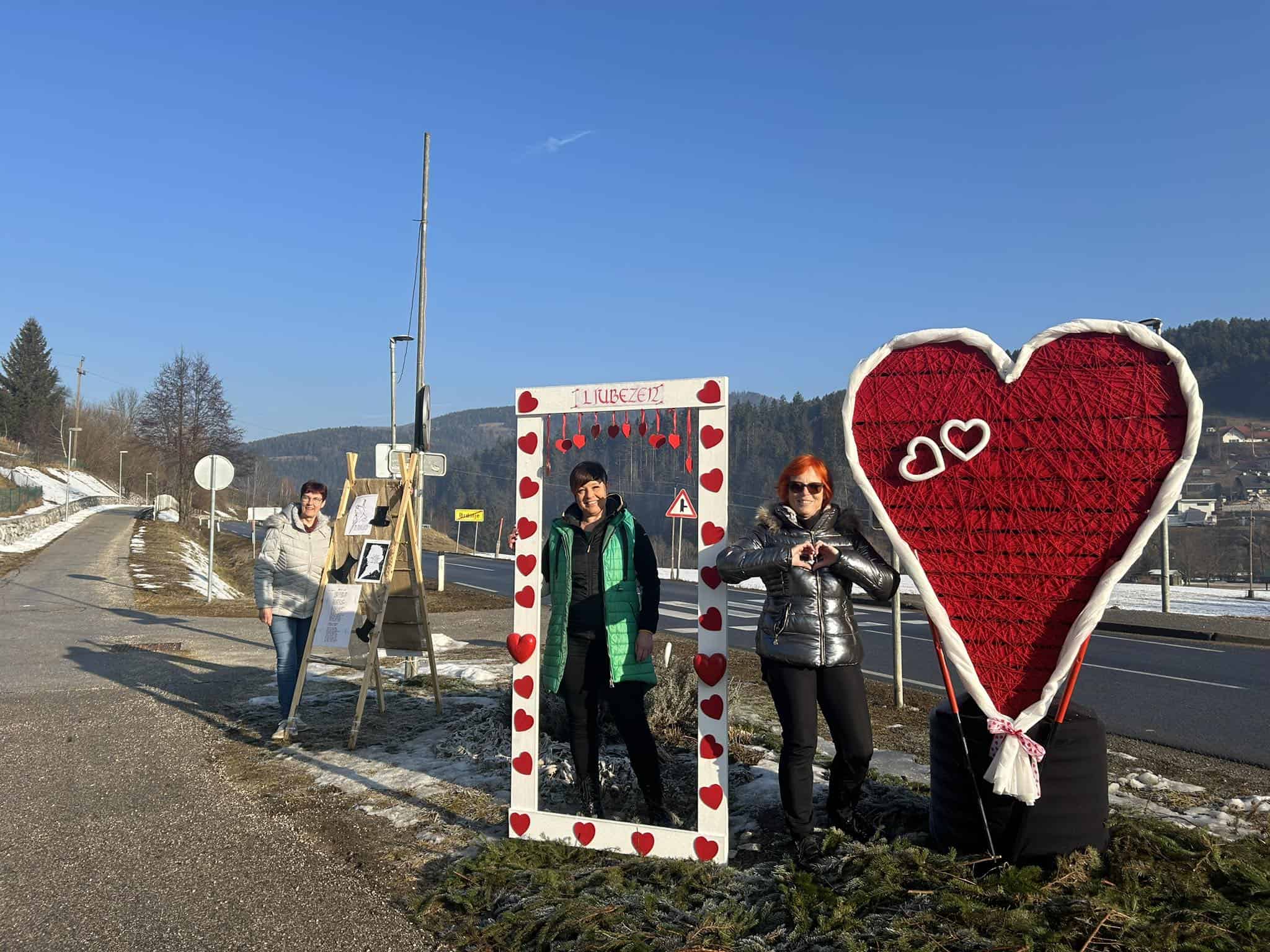 FOTO: Ljubezen in kultura gresta v umetniških dekoracijah na Brdinjah z roko v roki