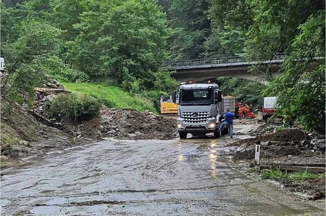 Za rekonstrukcijo ceste in kolesarske steze med Ravnami in Dravogradom pet ponudb