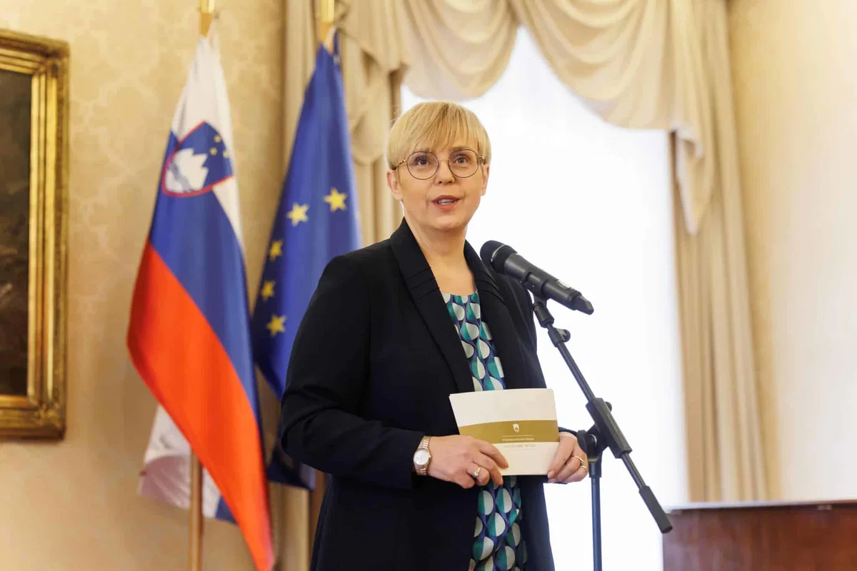 Zahvale predsednice republike za nesebično pomoč sočloveku, med udeleženci tudi dijaki Gimnazije Ravne na Koroškem