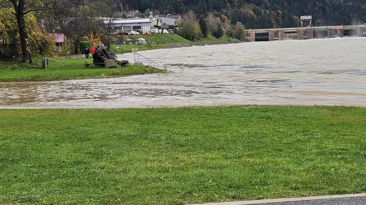 Dravske elektrarne nadaljujejo z odstranjevanjem večjih količin naplavin po lanski ujmi
