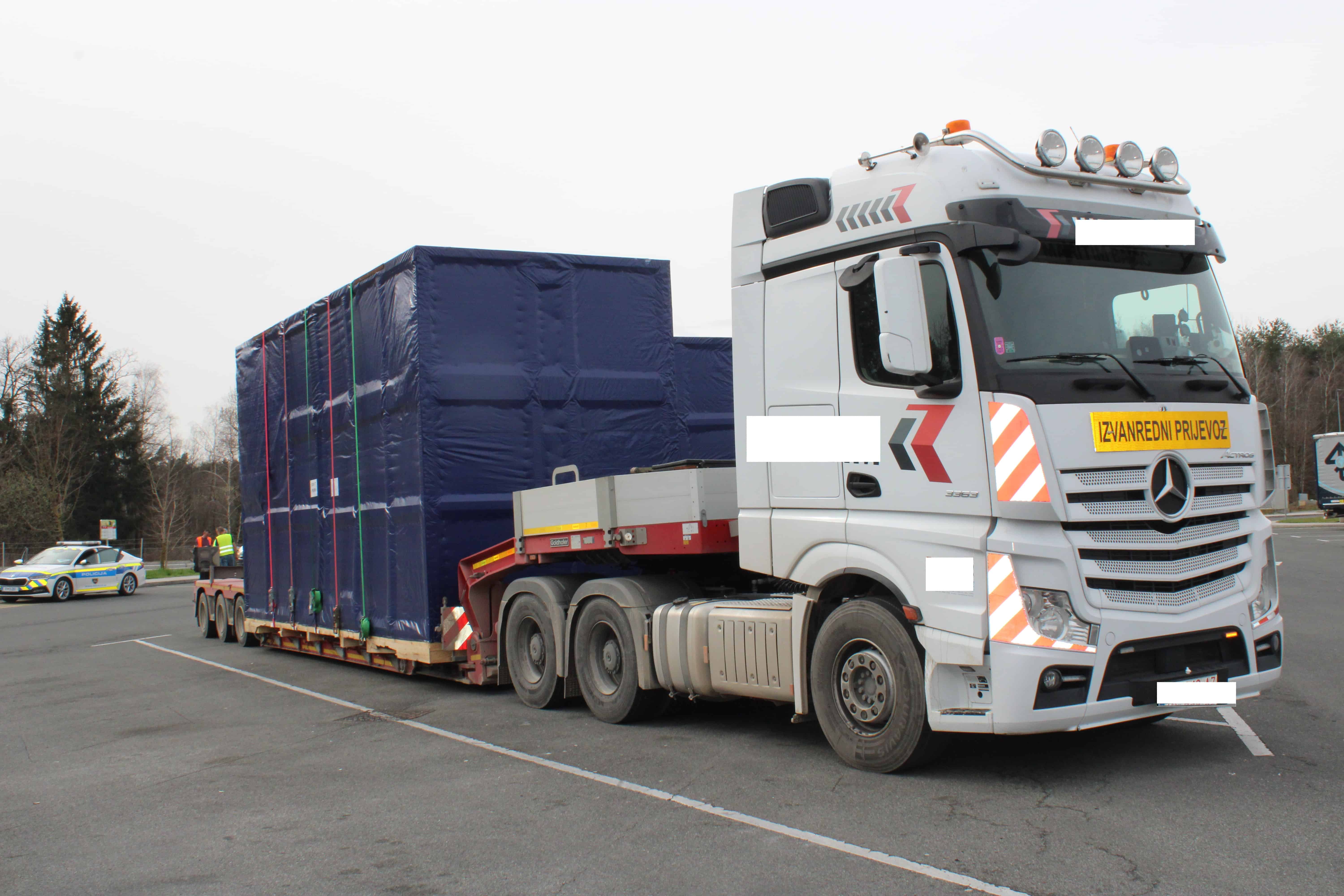 Pri prevozu izrednega tovora prometni policisti včeraj zaznali več kršitev