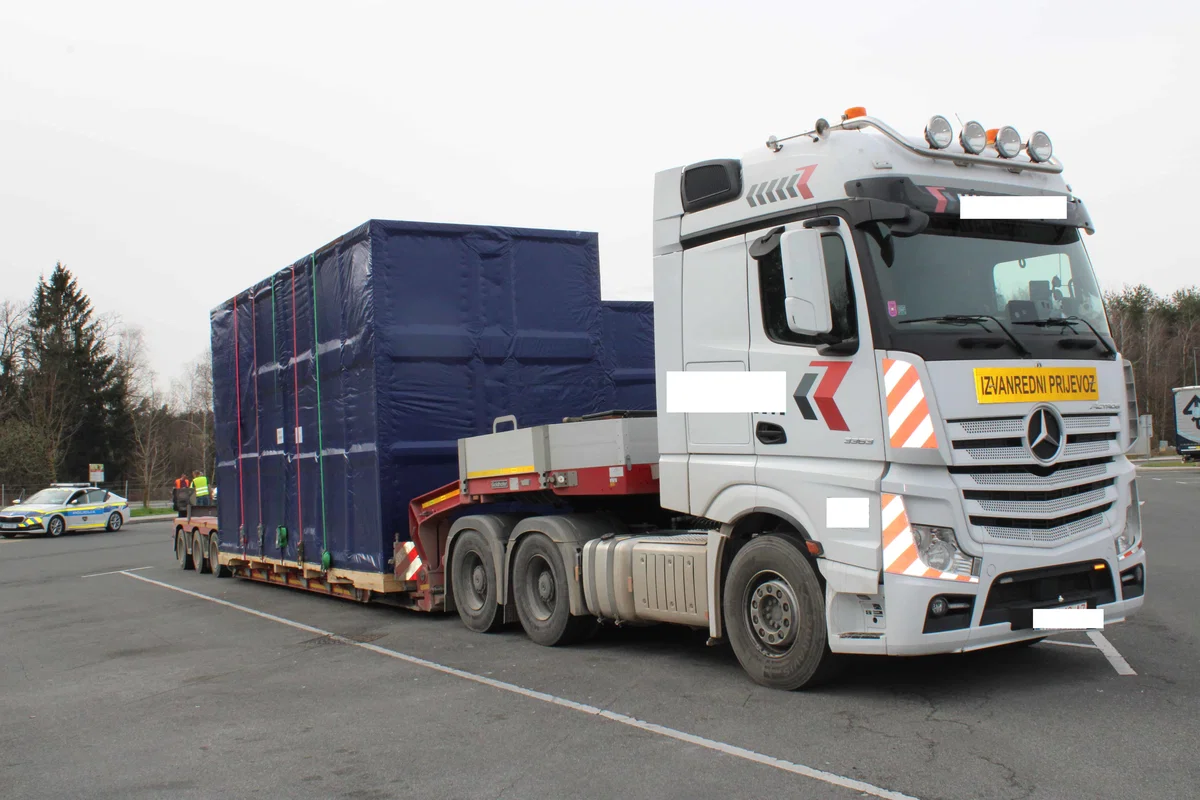 Pri prevozu izrednega tovora prometni policisti včeraj zaznali več kršitev
