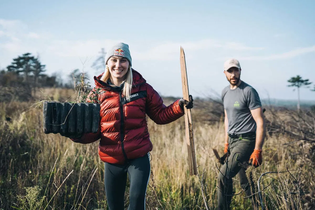 FOTO: Janja Garnbret na Krasu posadila 1000 dreves