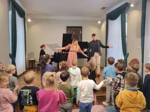 V rojstni hiši Huga Wolfa najmlajši uživali v interaktivnem koncertu "Samospevčkamo"
