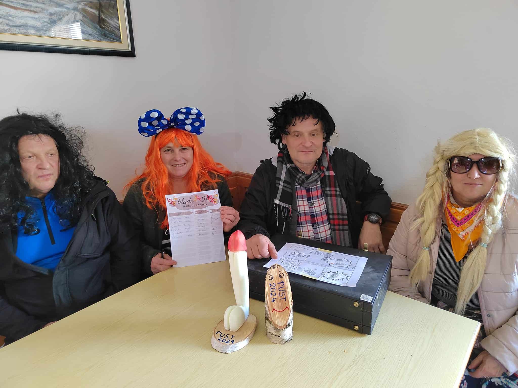 Na Razborju samske in neporočene "razveselili" s pustnimi kladami