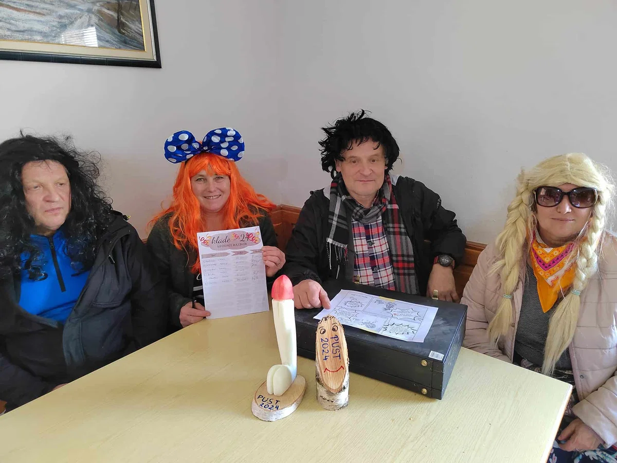 Na Razborju samske in neporočene "razveselili" s pustnimi kladami