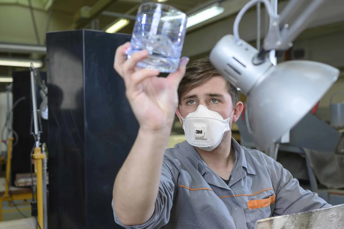 Pred izbiro srednje šole: očesna optika ali steklarstvo. Motiv za vpis je med drugim tudi perspektivnost poklica