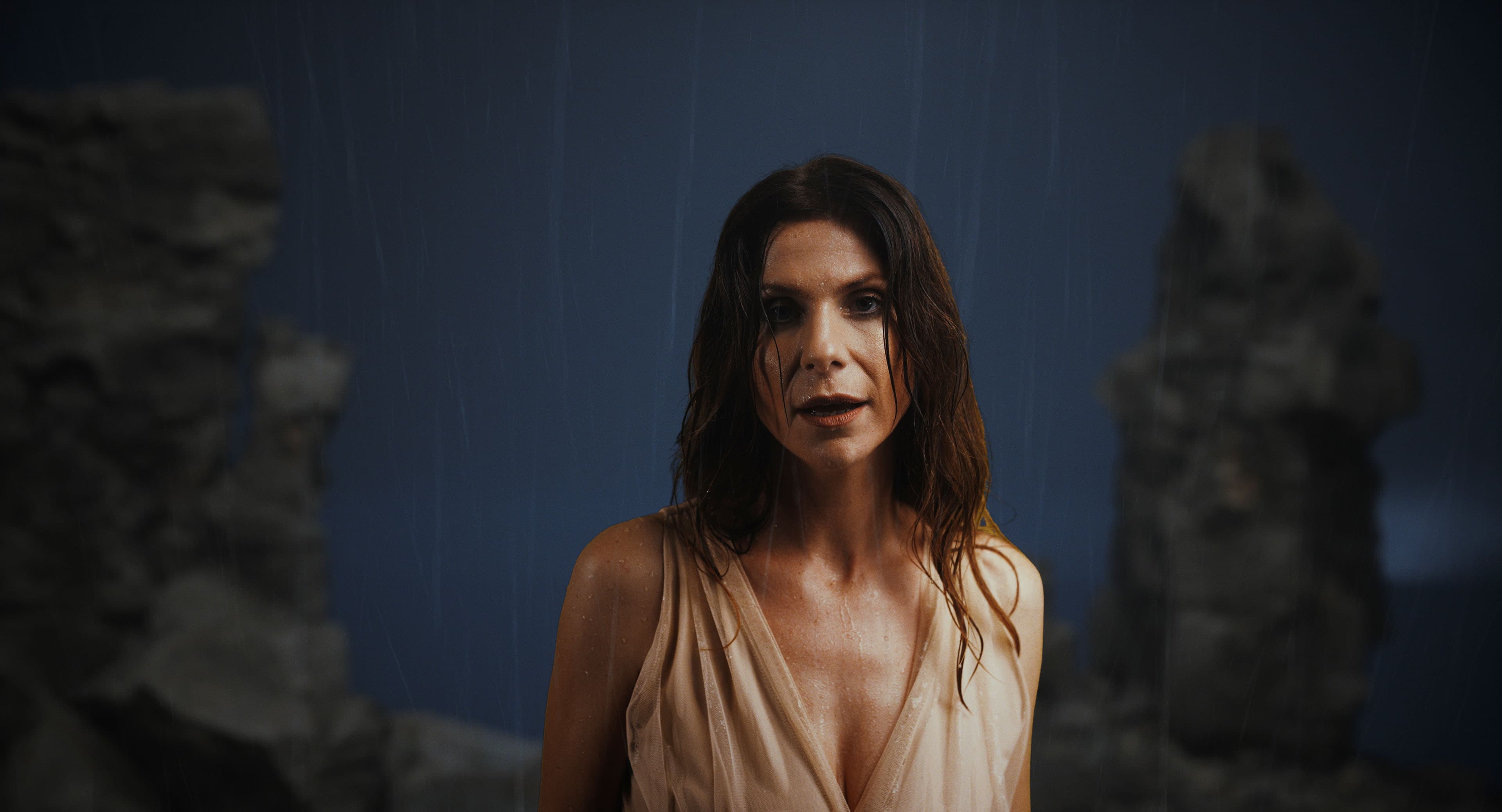 Koroška pevka Lucija Štrekelj predstavlja novo izpovedno balado »Višje«