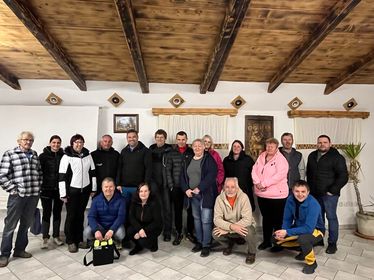 Nova pridobitev za varnejšo skupnost: Avtomatski zunanji defibrilatorja na izletniški kmetiji Bauh (FOTO)